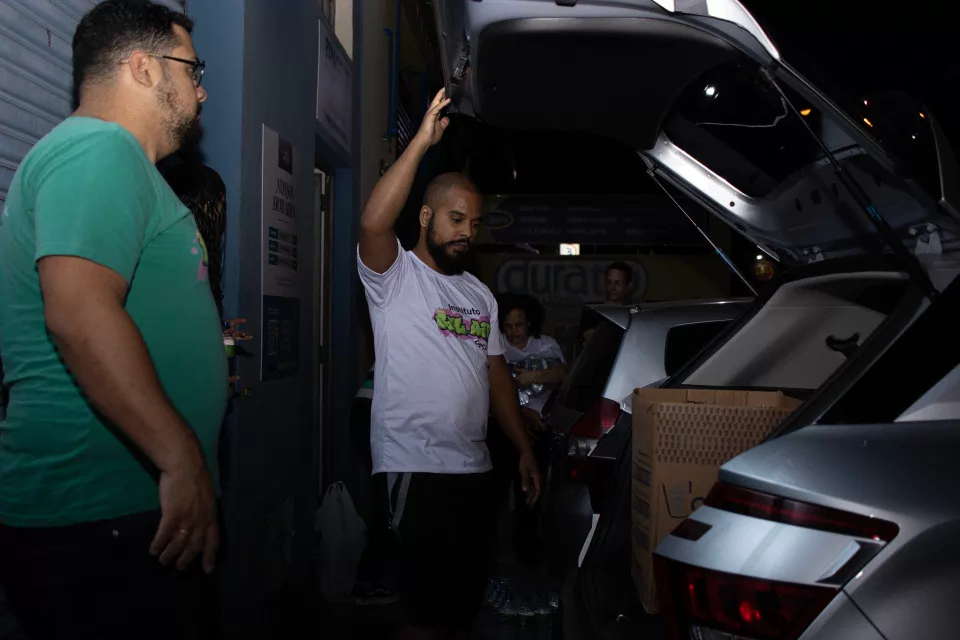 Pegando marmitas no carro